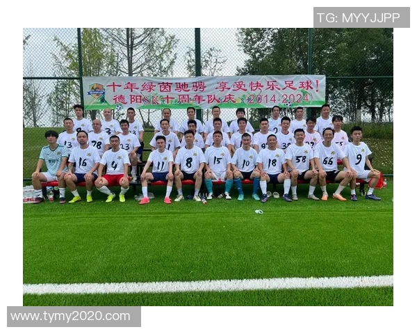 足球明星齐聚一堂共庆荣耀时刻展现团结与激情的精彩瞬间